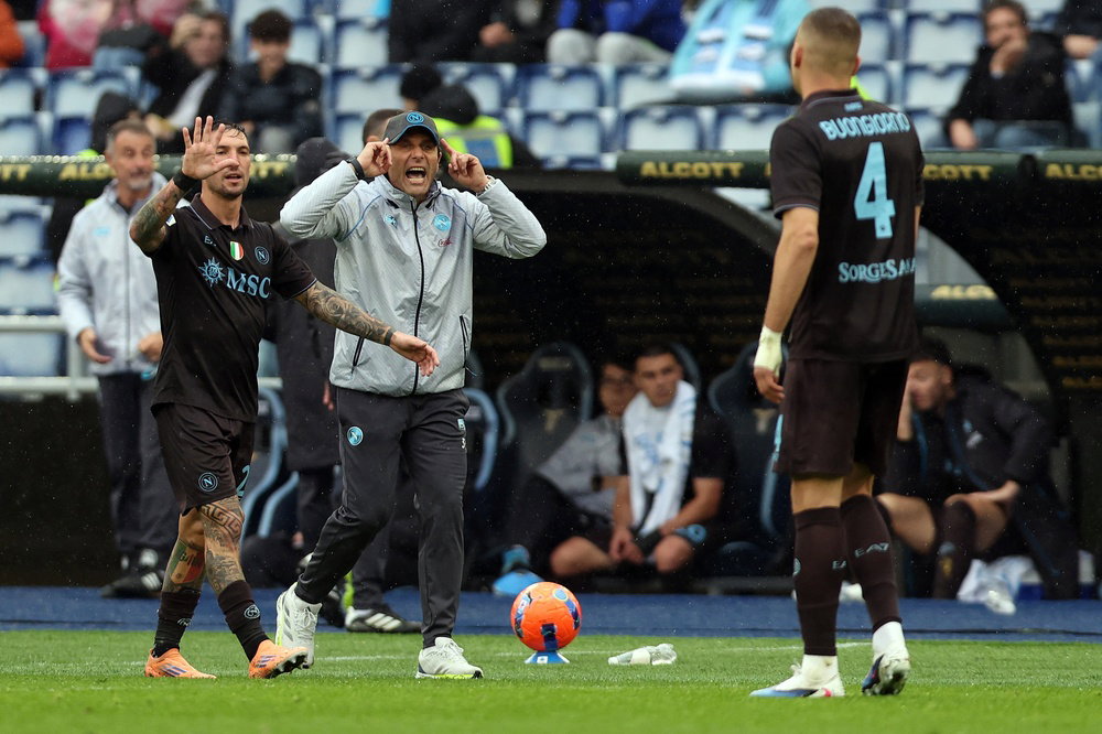 Antonio Conte yells at reported Tottenham target Alessandro Buongiorno