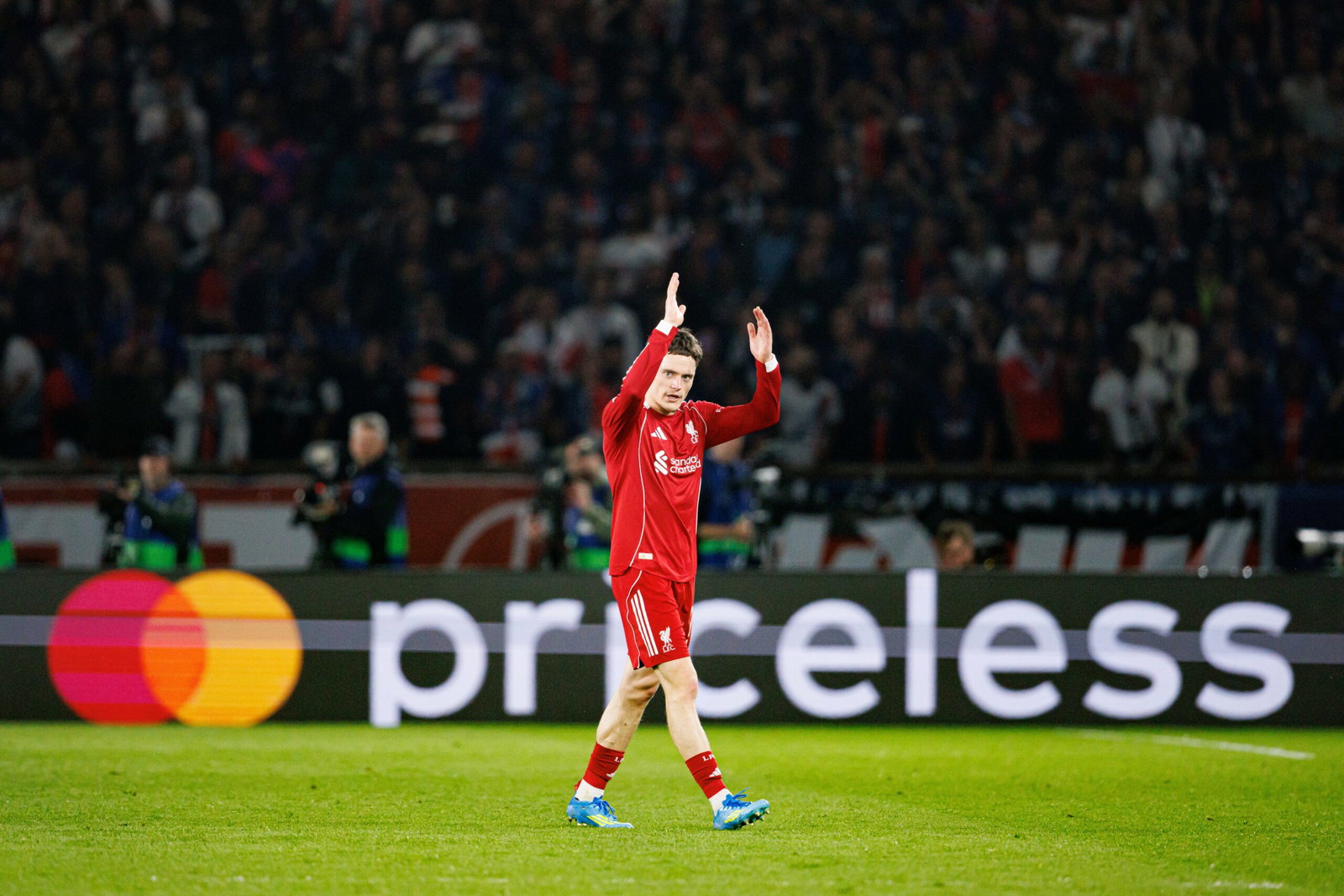 Image of Florian Wirtz clapping to fans